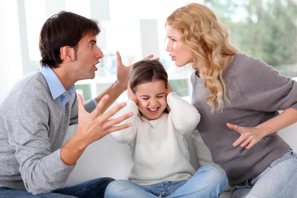Boşanma, bütün aile için duygusal bir karmaşa yaratır fakat bazı çocuklar için boşanma süreci oldukça korkunç ve kafa karıştırıcı olabiliyor.